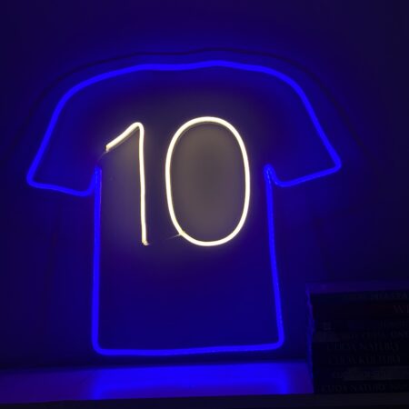 obrazek przedstawia neon led na sprzedaż, w kształcie koszulki z numerem 10. Idelany dla fanów piłki nożnej