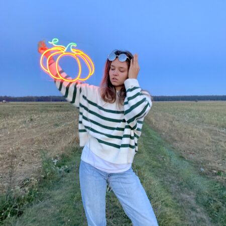 #neonsklep #zaprojektujneon #duzeneonynasciane #gotoweneonysklep #neon #neonnaściane #neonnazamówienie #neondopokojudziecka #neony #led #ledony #neonLED #neonnawypożyczenie #neonhalloween #neondynia #swiecacadynia