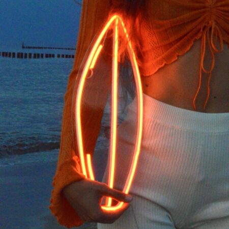 surfboard neon led. Neon w kształcie deski surfingowej. Plaża, Chałupy, Półwysep, fale