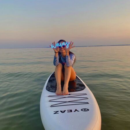 Neonowy napis z napisem waves. Neona fale